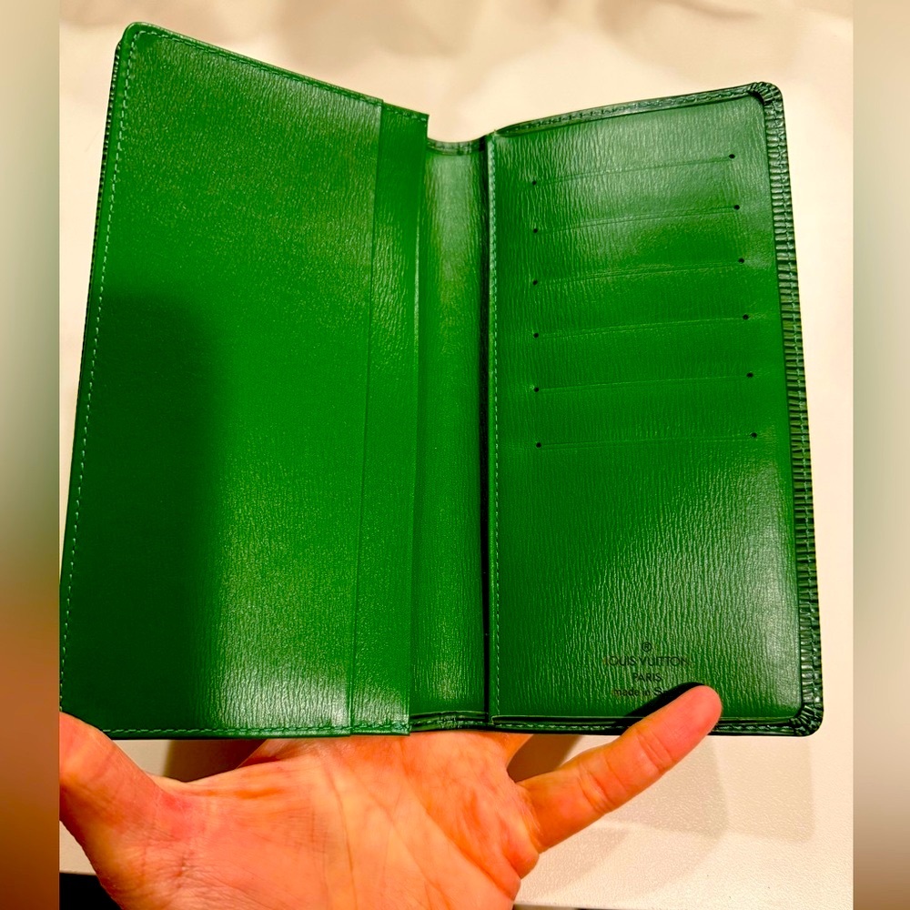 Authentic Louis Vuitton in leafy Green Epi Long Wallet. Like-new! - Picture 3 of 11